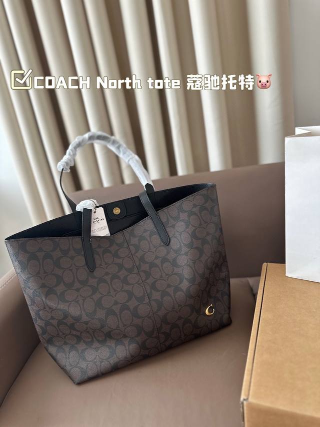 配飞机盒 蔻驰托特 Coach North Tote 实用主义大容量托特 也太温柔太高级了 淡淡的颜色很高级，素雅有气质~ 大容量很有安全感水杯遮阳伞轻松往里放