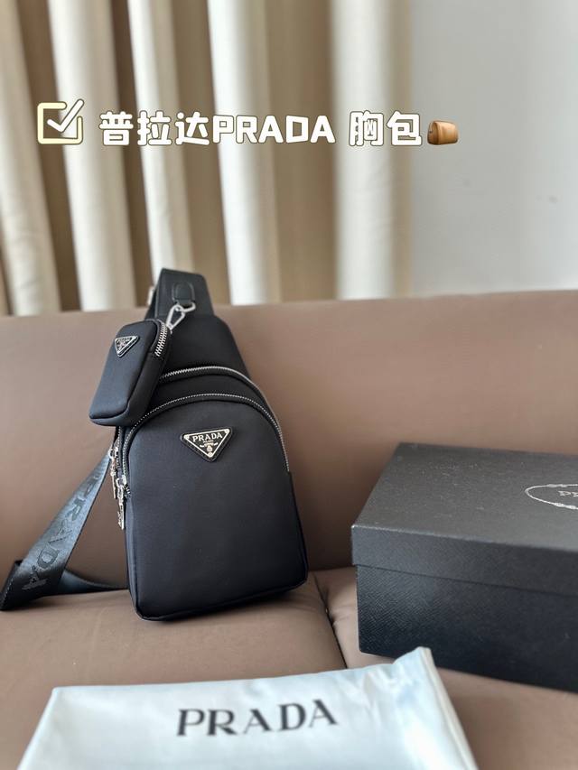 普拉达prada 尼龙腰包胸包 很好搭衣服 配啥都搭 当之无愧的百搭之王 搭配任何风格完全没问题 尺寸：16*27