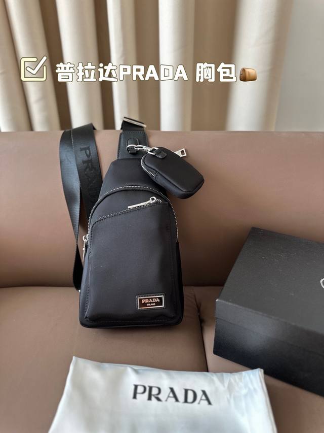 普拉达prada 尼龙腰包胸包 很好搭衣服 配啥都搭 当之无愧的百搭之王 搭配任何风格完全没问题 尺寸：16*27