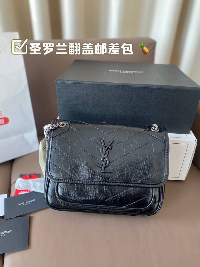 小号 圣罗兰邮差包 Ysl Niki 容量超大 出去逛一天什么都可以放进去背法也很好看 黑色真的是跟各种颜色的衣服都很搭 之前一直在onthego和这个之间犹豫