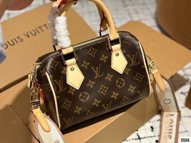 Lv Speedy20枕头包 新款speedy20，宝藏尺寸，因为20的尺寸不大也不小，容量也特别 对于嫌弃speedy25太大，Nano16Cm 又太小的姐妹