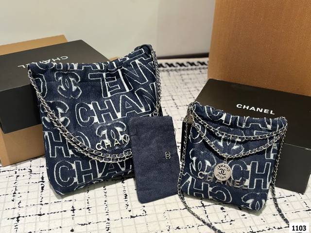 礼盒包装 Chanel 水洗丹宁 牛仔垃圾袋双肩包 Tote 以数字命名的“垃圾袋” 年10 月，Chanel 品牌艺术总监virginie Viard在年春夏