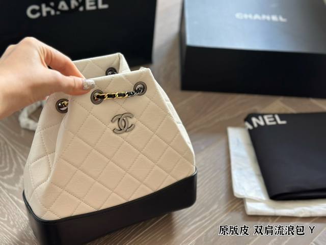 原版皮 香奈儿chanel Gabrielle流浪双肩包 Chanel Gabrielle双肩包是可以很久的双肩流浪包。这款双肩包没那么容易撞大街 有-丢丢复古