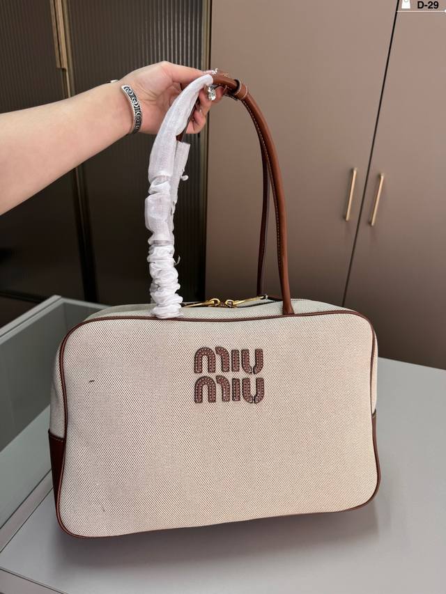 Miumiu保龄球 公文包 Miu又来抢钱了新款帆布公文包 来咯 ！ 出场就是miumiu小公主！ D-29尺寸34.10.20