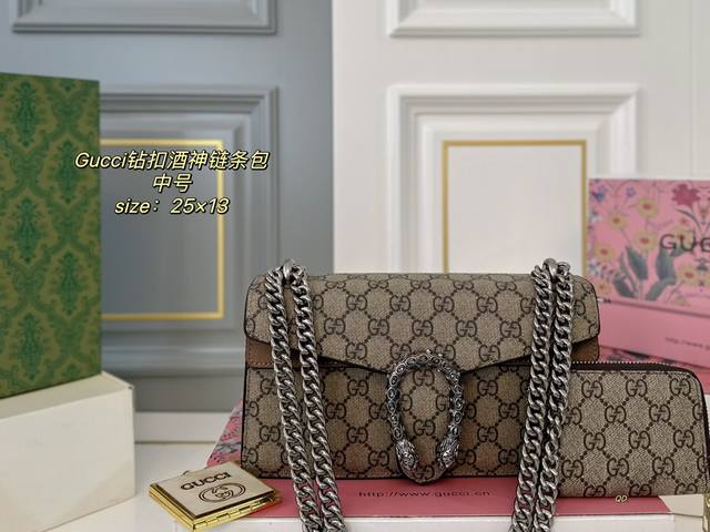 中号 折叠盒飞机盒 Size：25×13 Gucci 古驰钻扣酒神链条包 优雅和实用并存的酒神包 包身挺括，耐磨耐刮，不易变形 包内配零钱包镜子 风格经典复古，