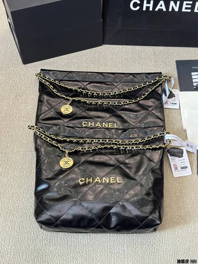 油蜡皮 Chanel 22Bag 以数字命名的“垃圾袋” 年10 月，Chanel 品牌艺术总监virginie Viard在年春夏 时装秀_上推出一款新款手提