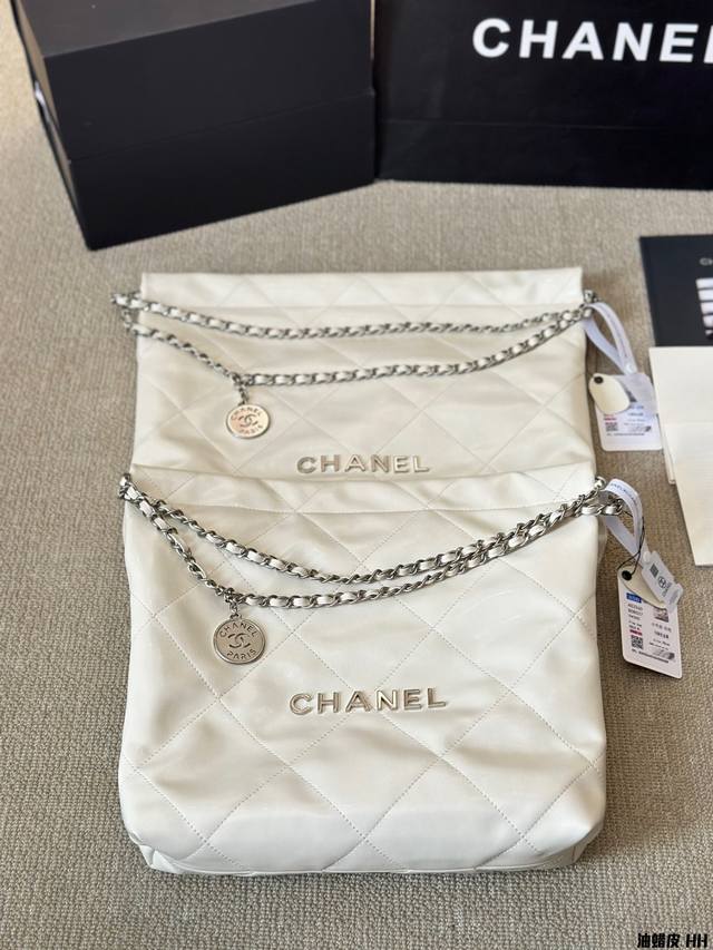 油蜡皮 Chanel 22Bag 以数字命名的“垃圾袋” 年10 月，Chanel 品牌艺术总监virginie Viard在年春夏 时装秀_上推出一款新款手提