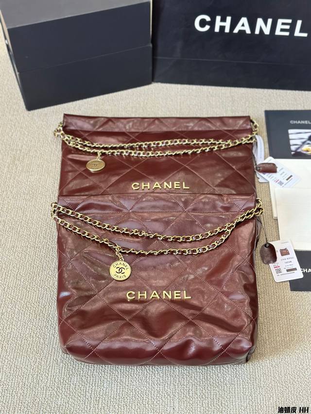 油蜡皮 Chanel 22Bag 以数字命名的“垃圾袋” 年10 月，Chanel 品牌艺术总监virginie Viard在年春夏 时装秀_上推出一款新款手提