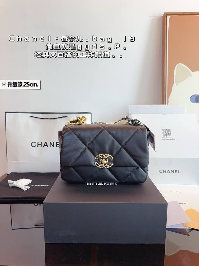 配礼盒. 香奈儿chanel 19Bag链条包 有型，能装，风格随意切换 年度最爱大包，有点飒，冷淡风 气场十足 高级满满尺寸：25*7*16Cm