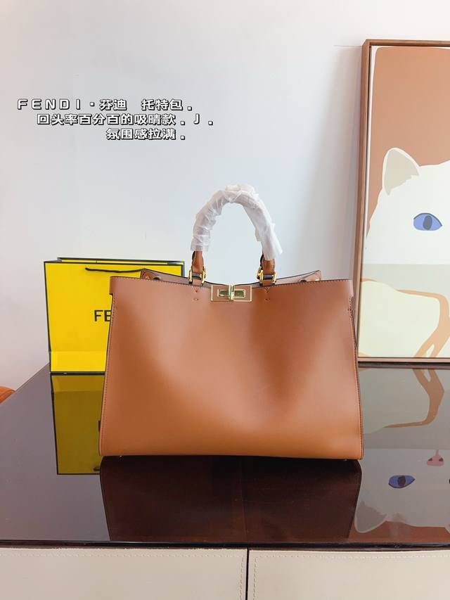 Fendi 新款满满的高级感 明暗错落，时光流转。由kimjones打造的fendi 秋冬女士手袋，重温fendi家族的往昔回忆，演绎刚柔并蓄的时装巧思。Fen