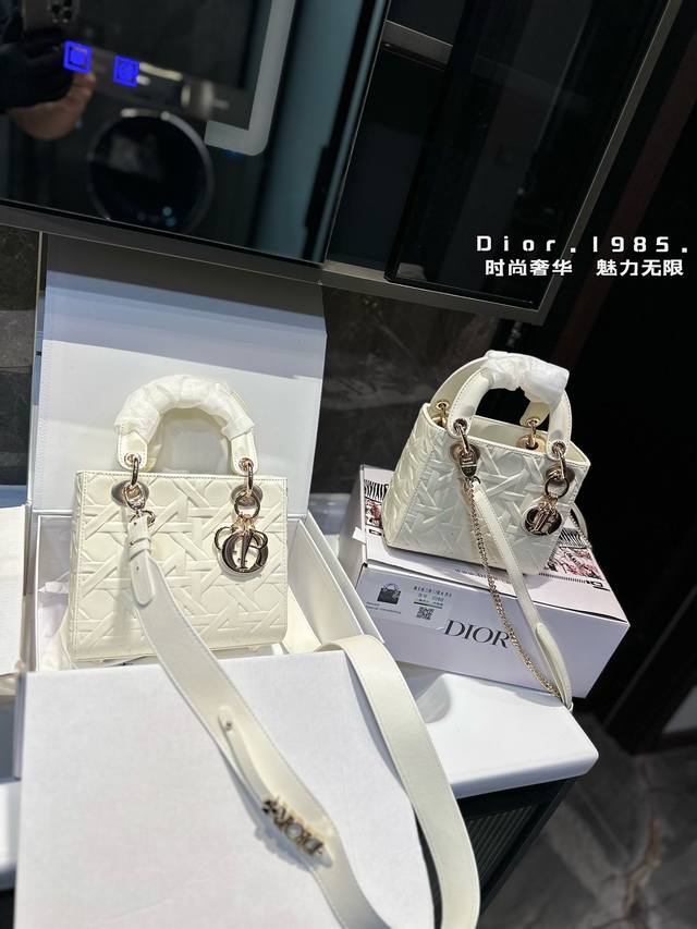 礼盒包装 Dior 新款 3D立体印花 时髦 敲爱了 戴妃包高端品质 原版皮 可随意对比专柜细节 独家出货 高版本第一批 实拍图一组 我们的版本看实拍 Good