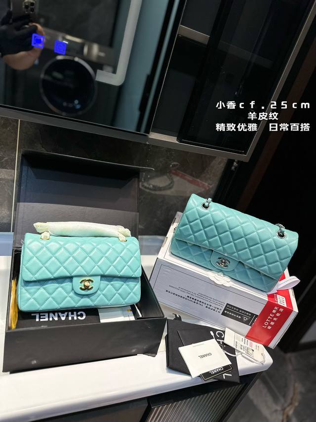 Chanel 香奈儿cf 包 超火爆时尚单品 高版本 做工精细 进口五金 让你无论是夏天还是冬天都能背上它出门 是不是性价比超级高 随便凹造型都是美美哒的街拍