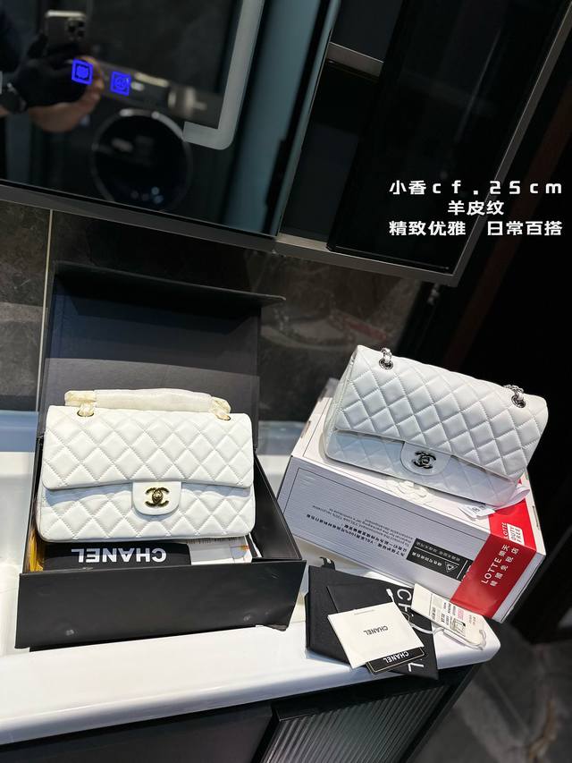 Chanel 香奈儿cf 包 超火爆时尚单品 高版本 做工精细 进口五金 让你无论是夏天还是冬天都能背上它出门 是不是性价比超级高 随便凹造型都是美美哒的街拍