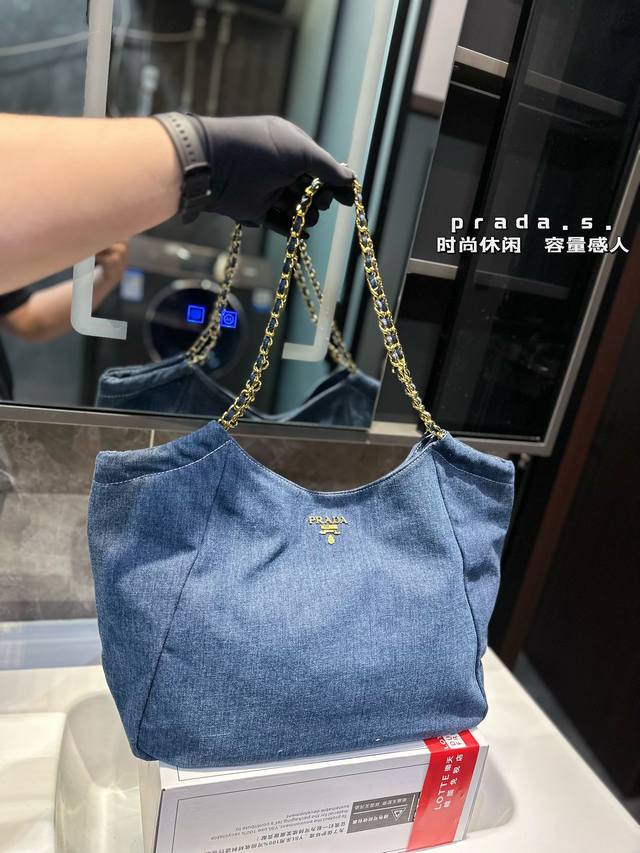 Prada.普拉达牛仔购物袋tote 容量超级大 日常通勤 职场女性 宝妈福利 实用颜值并存、人手一只 尺寸：38*14*33Cm