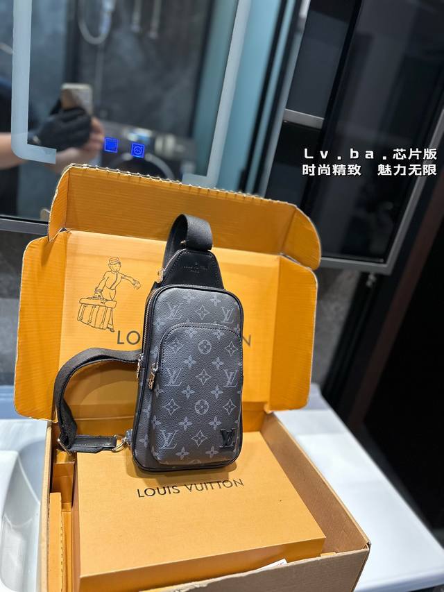 Louisvuitton 路易威登avenue系列胸包 斜挎包 男女通用单肩包 采用精湛镶嵌细工，经典百搭 实物拍摄 原厂原版面料 防尘袋 32 X 17Cm。