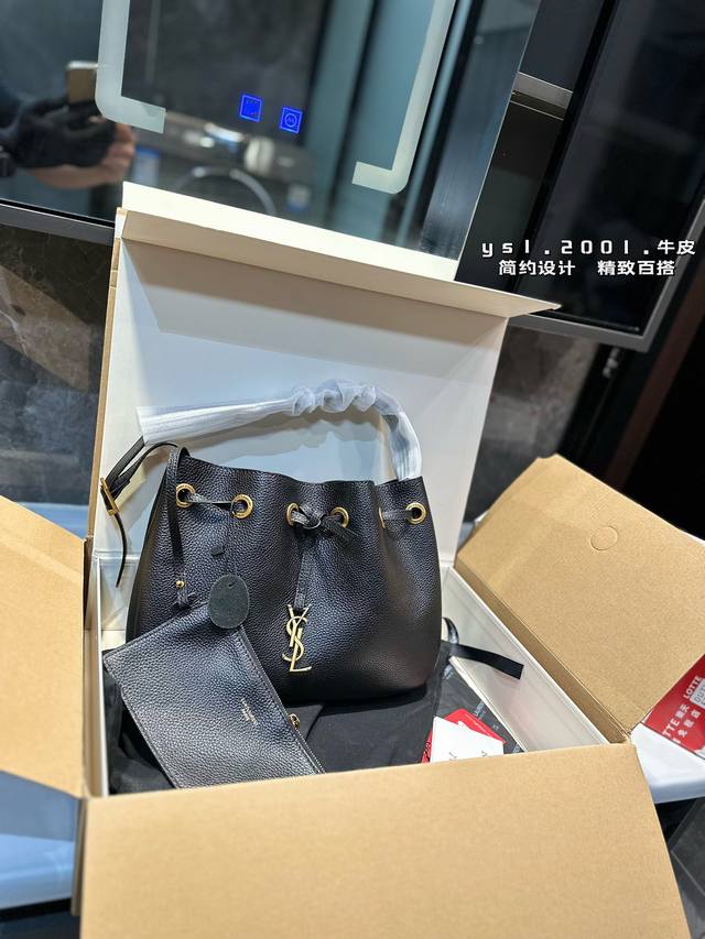 Ysl24新款，背上瞬间美出圈像是走在时尚前沿的女神抽绳收口搭配金属logo吊坠、简约又随性，既适合日常穿搭、也能轻松应对各种正式场合、成为你整体造型中最亮眼的