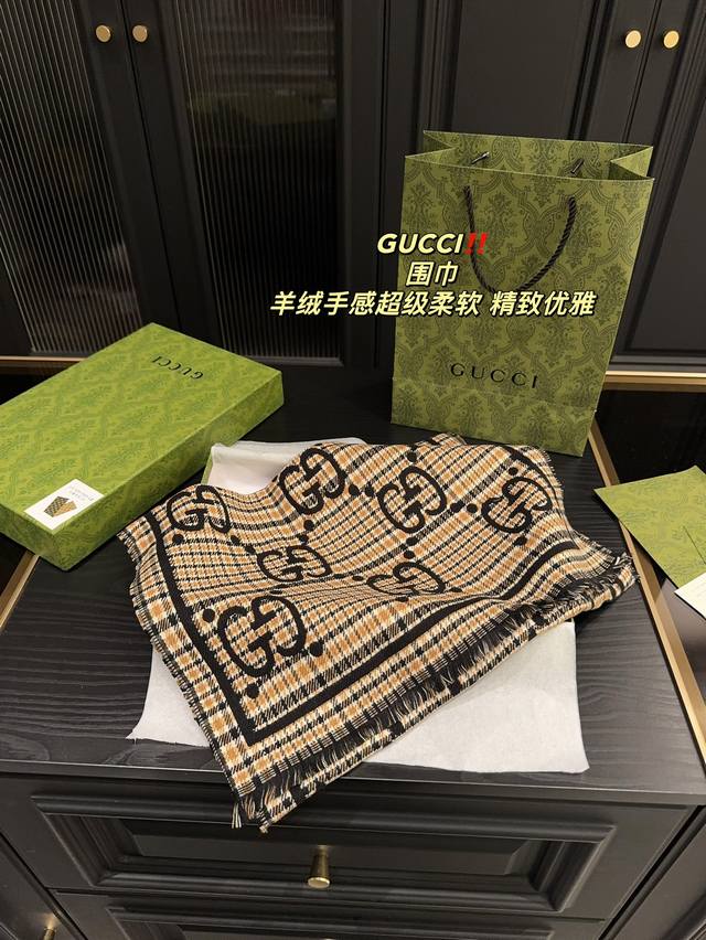 配盒 酷奇 Gucci 围巾 双面双g 大1Ogo非常好看，焦糖色非常适合秋冬，搭配大衣简直不要太好看，老花好看，上身温柔，冬天非常难求 舒适与高级感并存哦～拥