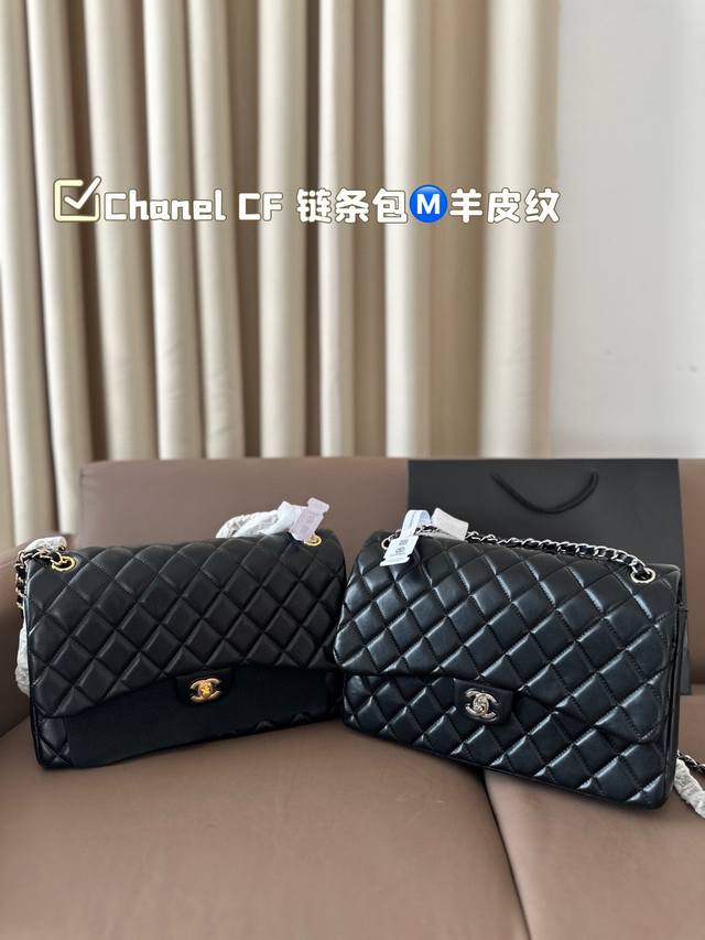 复刻版 Chanel Cf ” Chanel礼盒专柜包装 无疑是个美胚子优雅与温柔就像珍珠本身的特质光泽一般在召唤着双目。有一种召唤神仙们来打架的气氛，稍带烟火