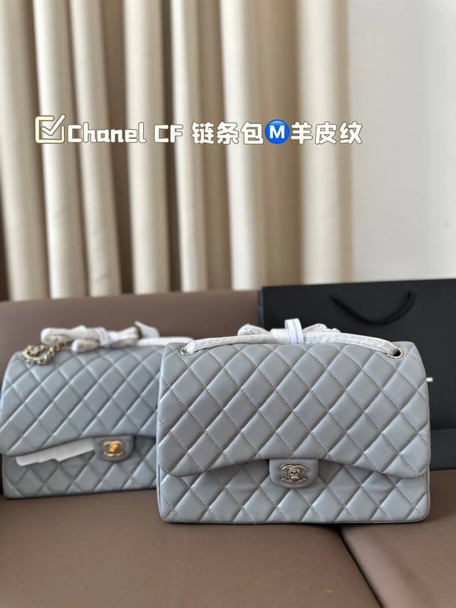 复刻版 Chanel Cf ” Chanel礼盒专柜包装 无疑是个美胚子优雅与温柔就像珍珠本身的特质光泽一般在召唤着双目。有一种召唤神仙们来打架的气氛，稍带烟火