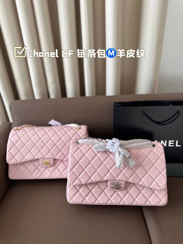 复刻版 Chanel Cf ” Chanel礼盒专柜包装 无疑是个美胚子优雅与温柔就像珍珠本身的特质光泽一般在召唤着双目。有一种召唤神仙们来打架的气氛，稍带烟火