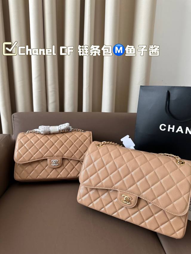 复刻版 Chanel Cf ” Chanel礼盒专柜包装 无疑是个美胚子优雅与温柔就像珍珠本身的特质光泽一般在召唤着双目。有一种召唤神仙们来打架的气氛，稍带烟火