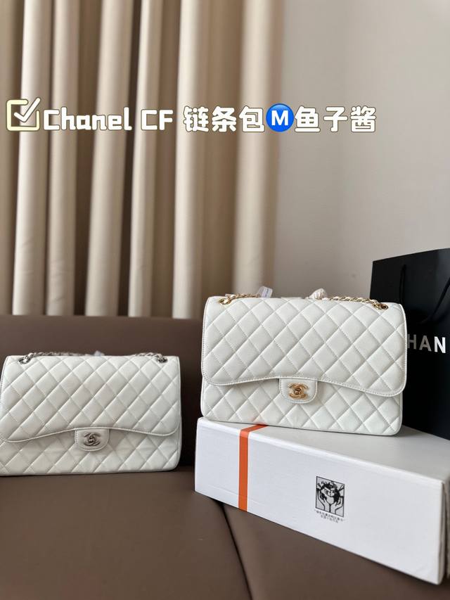 复刻版 Chanel Cf ” Chanel礼盒专柜包装 无疑是个美胚子优雅与温柔就像珍珠本身的特质光泽一般在召唤着双目。有一种召唤神仙们来打架的气氛，稍带烟火