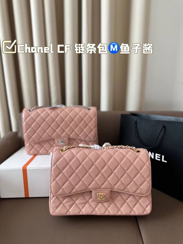 复刻版 Chanel Cf ” Chanel礼盒专柜包装 无疑是个美胚子优雅与温柔就像珍珠本身的特质光泽一般在召唤着双目。有一种召唤神仙们来打架的气氛，稍带烟火