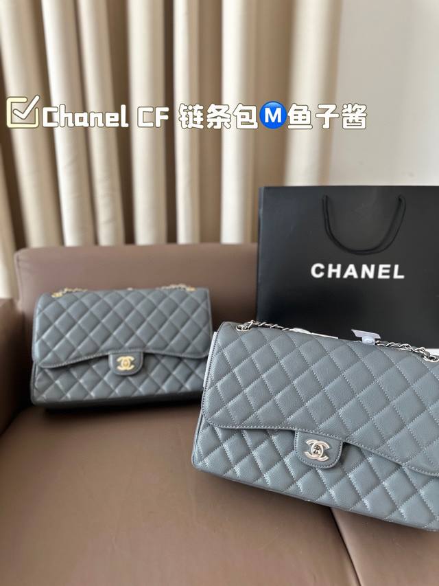 复刻版 Chanel Cf ” Chanel礼盒专柜包装 无疑是个美胚子优雅与温柔就像珍珠本身的特质光泽一般在召唤着双目。有一种召唤神仙们来打架的气氛，稍带烟火