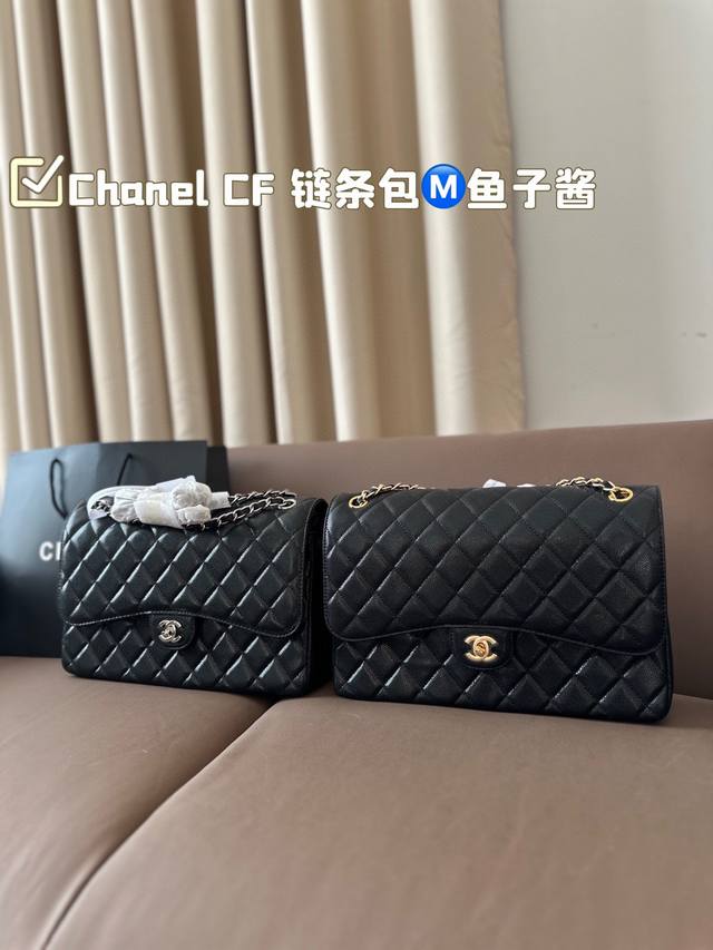 复刻版 Chanel Cf ” Chanel礼盒专柜包装 无疑是个美胚子优雅与温柔就像珍珠本身的特质光泽一般在召唤着双目。有一种召唤神仙们来打架的气氛，稍带烟火