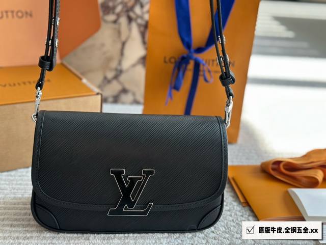 Louis Vuitton 黑 色buci也太酷了吧给我一个不买iv家老花的理由 那必然是lv的buci Epi水波纹牛皮和荔枝纹牛皮的组合 让整只包的质感直接