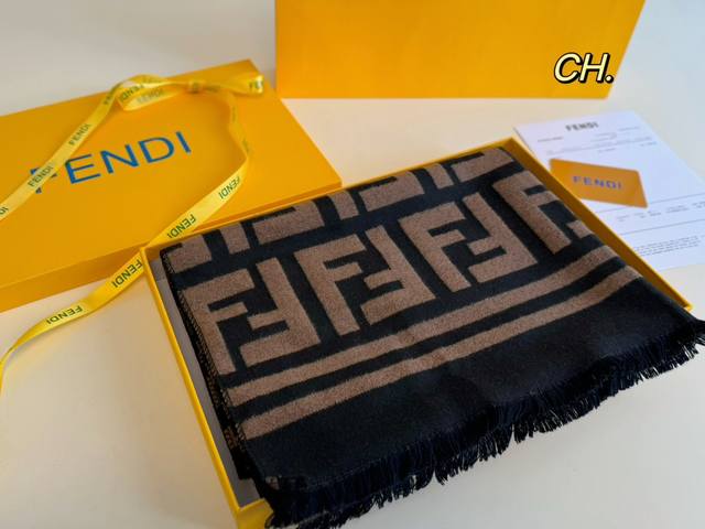 配盒纸袋 Size：180×62 Fendi 芬迪秋冬老花韩系围巾 冬季真的太适合戴围巾啦！ 百搭实用也做披肩， 不仅好看又可以保暖～ 还可以提升穿搭的层次感