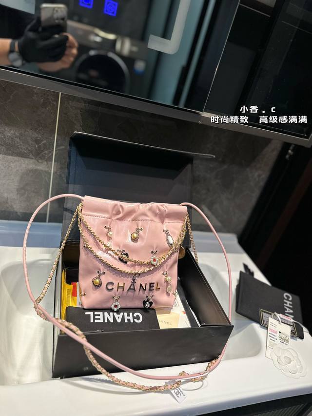 礼盒包装 香奈儿迷你垃圾袋 Chanel 24A缀满徽章的迷你22Bag手袋新包来24A徽章包mim 高级手工坊系列手袋，今年的香奈儿高级手