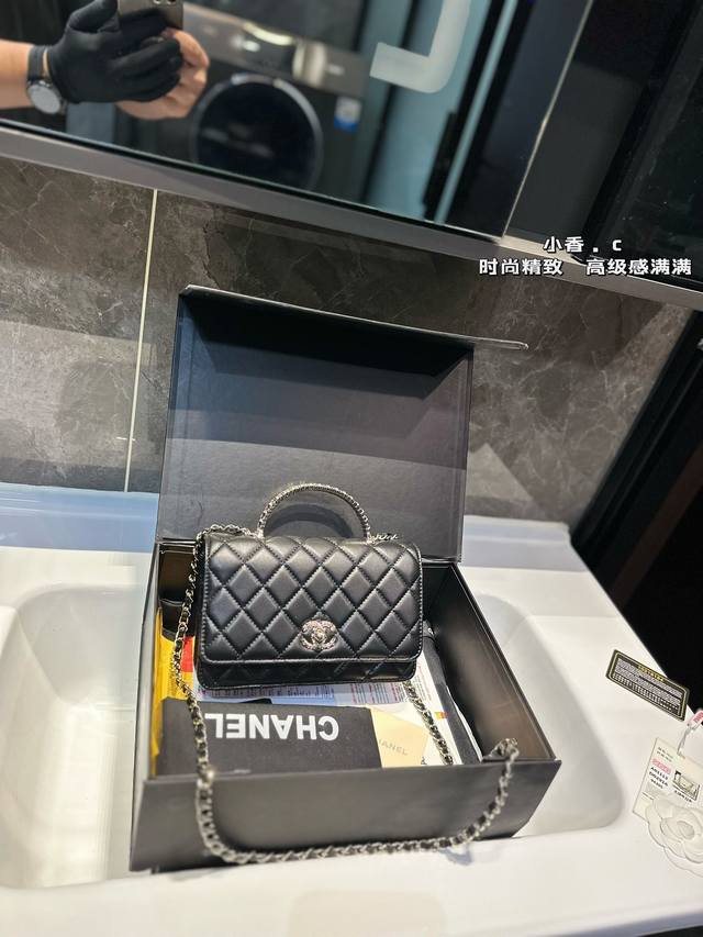 礼盒包装 Chanel 香奈儿 新款手提链条包 时时刻刻展现最美的你。可手提，单肩，斜挎，尽显女人优雅气质，是一款超级百搭的休闲链条包尺寸 19 13