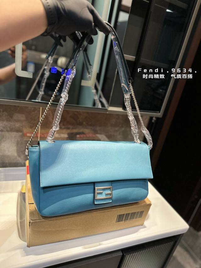 Fendi Vintage法棍包 2024年米兰时装周街拍中，潮人们背的最多的包包大概就是fendi芬迪的这款腋下包了 经典布料 有种慵慵懒懒的街头风。戚薇、R