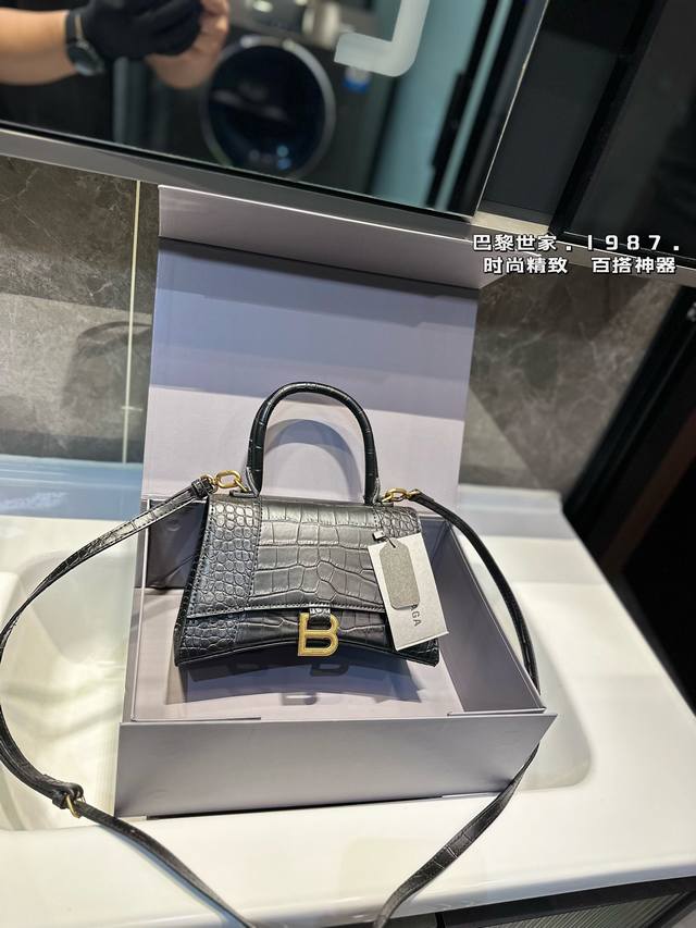 礼盒包装 巴黎世家 Balenciaga 巴黎世家 Hourglass Xs 沙漏包 斜挎手提包 Lisa款 最新走秀款购物袋来啦专柜限量上市 娱乐周刊主推款～