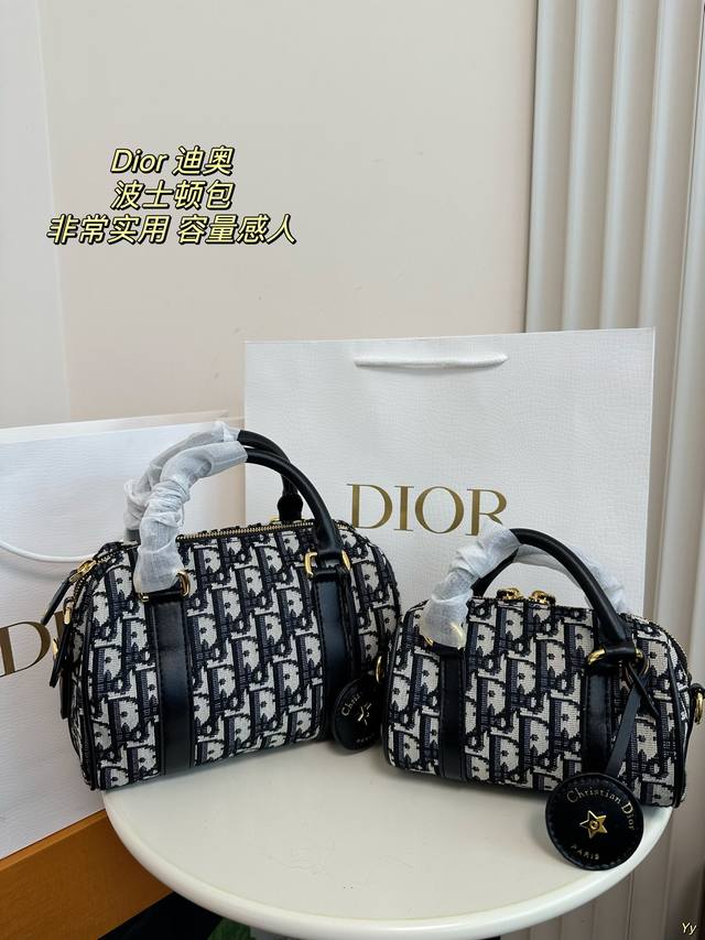 大 小 配盒 迪奥dior 波士顿包 日常使用也是非常非常实用和时髦的，空间也非常感人。 尺寸:大20＊14Cm小16*10Cm