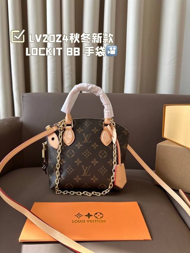 钢五金 官网芯片 Lv2024秋冬新款lockit Bb 手袋 Monogram 涂层帆布搭配弧形上缘和椭圆饰边，道出原版设计的经典元素 挂锁开合再度致敬品牌悠