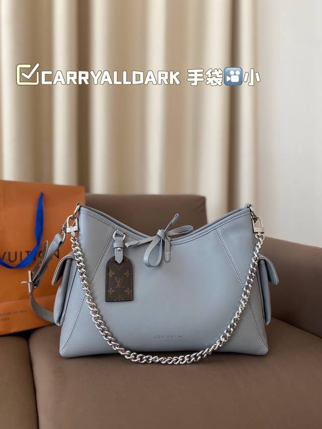 小号 Carryalldark 手袋 Carrvall Dark 手袋以柔软羊皮革塑造时尚慵懒 触感良好的微皱纹理互为映衬 充裕空间可容纳多样日常 用品 成就出