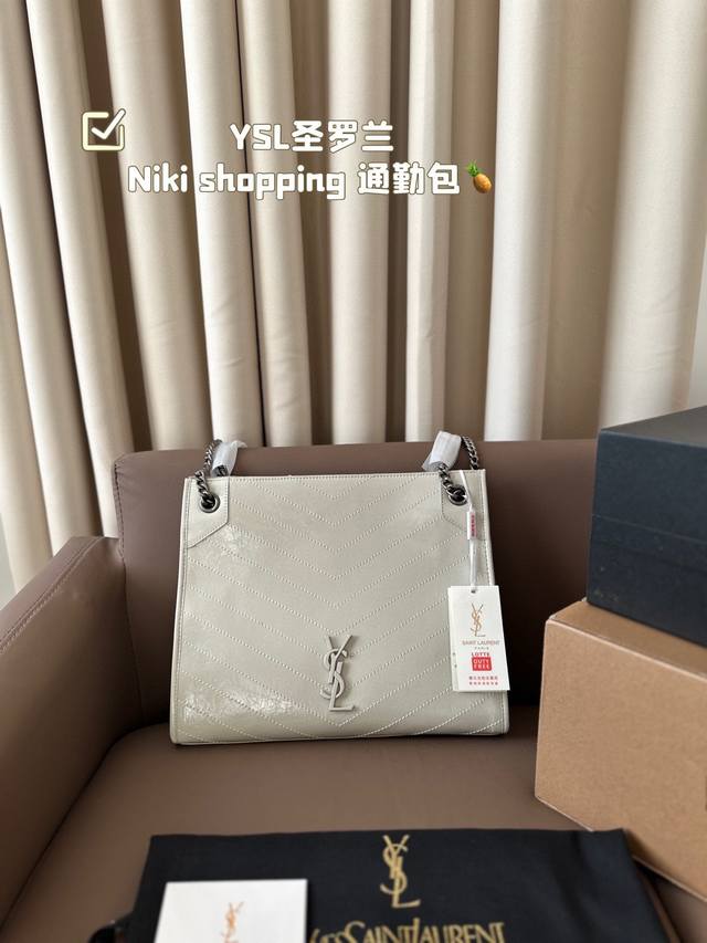 Ysl圣罗兰niki Shopping 通勤包就是她 圣罗兰的niki Shopping 不用多安利了 链条是可滑动的所以可以伸缩撑很大 可以放13寸电脑，Ip