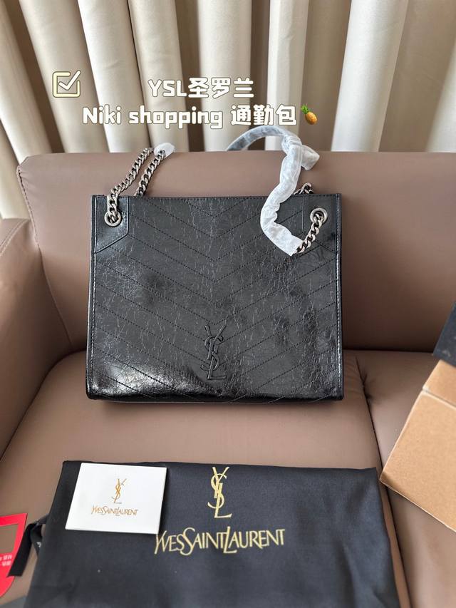 Ysl圣罗兰niki Shopping 通勤包就是她 圣罗兰的niki Shopping 不用多安利了 链条是可滑动的所以可以伸缩撑很大 可以放13寸电脑，Ip