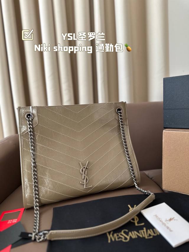 Ysl圣罗兰niki Shopping 通勤包就是她 圣罗兰的niki Shopping 不用多安利了 链条是可滑动的所以可以伸缩撑很大 可以放13寸电脑，Ip