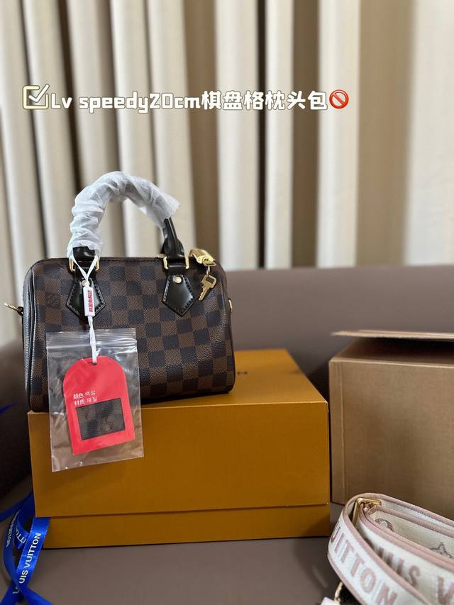 Lv Speedy20Cm 棋盘格 枕头包 火遍全球的爆款机场大包 机车女神包 明星同款 贵气而充满活力的品牌设计风格 用完美搭配功力 衬托出你独特的个性尽显飞