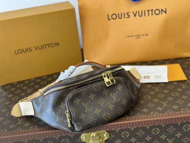 折叠盒 Lv胸包，时尚又个性 Lv胸包由经典monogram帆布裁制而成，有＂Louis Vuitton Paris 皮质贴牌，此款腰包可为运动造型增添纯正的时