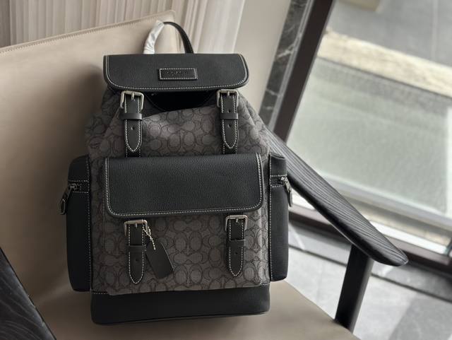 Coach 印花双肩包 Sprint Backpack 多功能槽能放置小物品 翻盖搭扣与抽绳结合 正面能放置最大号的手机 可容纳市面上最大的笔记本电脑 帅气时髦