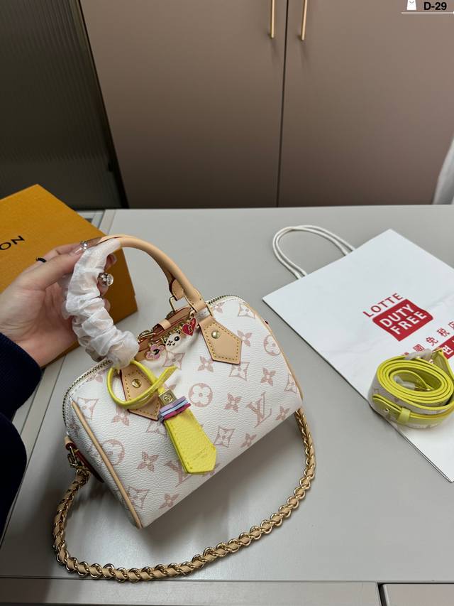 Lv Speedy 枕头包 满足日常需求上搭配了精致小巧可自行多种穿戴方式的配饰 经典重现 轻便又时尚 D-29尺寸18.10.13折叠盒