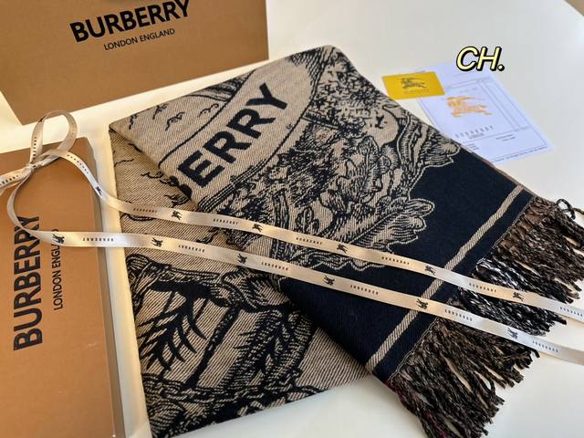 配盒纸袋 Size：180×65 Burberry 格纹战马骑士双面围巾 冬季真的太适合戴围巾啦！ 百搭实用也做披肩， 不仅好看又可以保暖～ 还可以提升穿搭的层