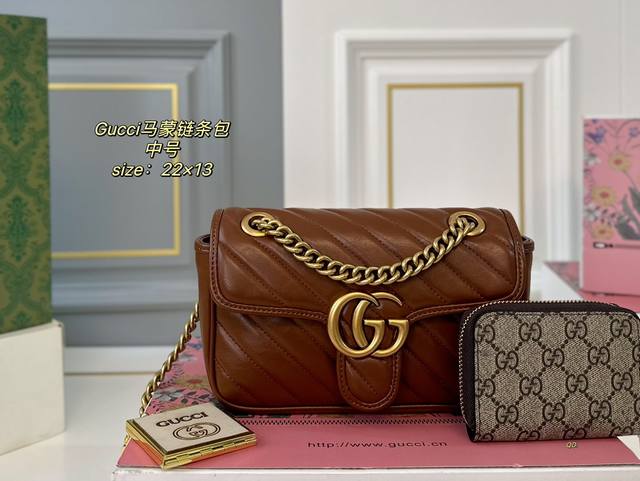 中号 折叠盒飞机盒 Size：22×13中号 Gucci 古驰gg Marmont 迷你马蒙链条包 以双g标识作为点睛之笔 多种背法，给造型增加了很多变化！ 每