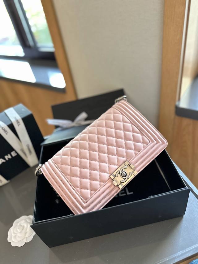 羊皮 “折叠礼盒官网飞机盒” Chanel Leboy24Ss新品！跟cf相比 Le Boy 更多的是硬气，也更为年轻化，更好搭配，包身牛皮品质，融合2.55复