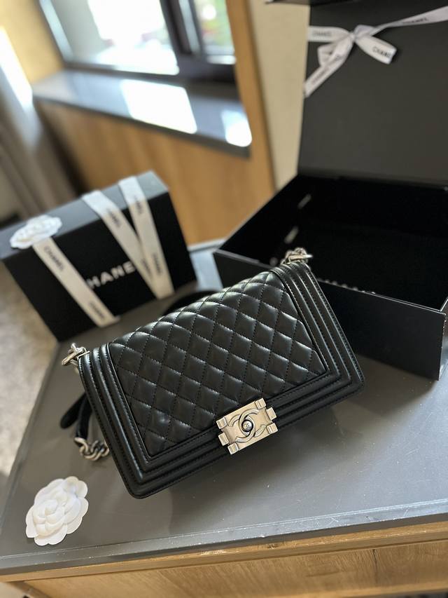 羊皮 “折叠礼盒官网飞机盒” Chanel Leboy24Ss新品！跟cf相比 Le Boy 更多的是硬气，也更为年轻化，更好搭配，包身牛皮品质，融合2.55复