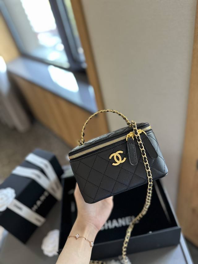 折叠礼盒官网飞机盒” Chanel 新品 高级镶金镂空编织手柄 盒子包 化妆包 小箱子 最近的盒子包系列真的好火，小盒子当然是异常可爱啦。尺寸 18Cm